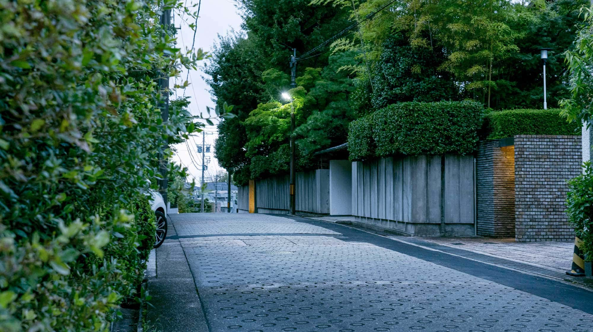 現地周辺の街並み（徒歩8分／約620m）